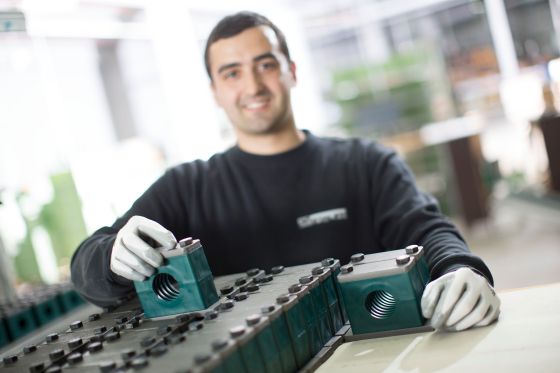 Mann hält eine Schelle