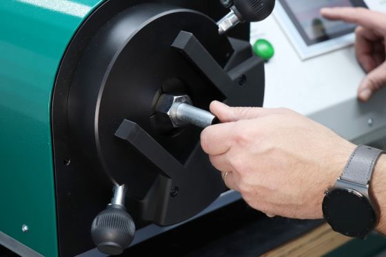 Application of the STAUFF Form EVO forming machine with light barrier