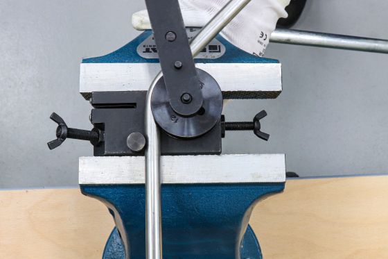Manual bending of tubes, also with small bending radii