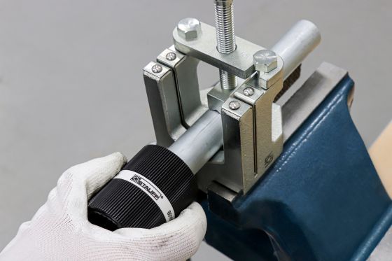 Hand deburrer with cutting edges made of hardened special steel