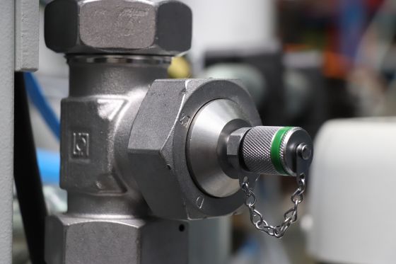 Positioning of the ring in the groove of the knurled cap