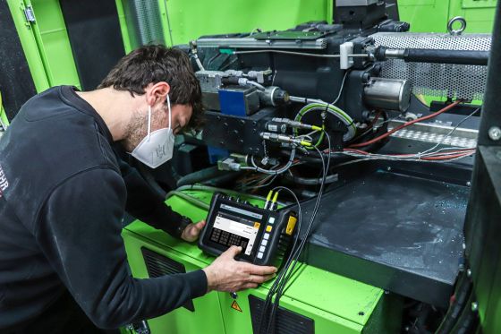 Wartung einer Spritzgießmaschine in der Industriehydraulik