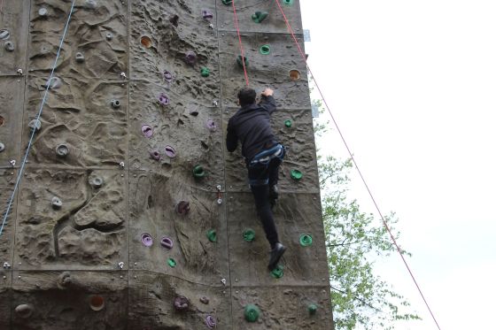 Hoch hinaus an der Kletterwand