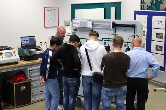 Menschen bekommen etwas bei STAUFF gezeigt