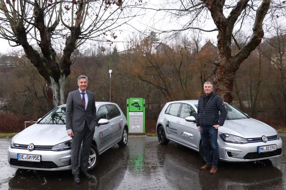 Jörg Deutz and Lutz Menshen accepting the delivery