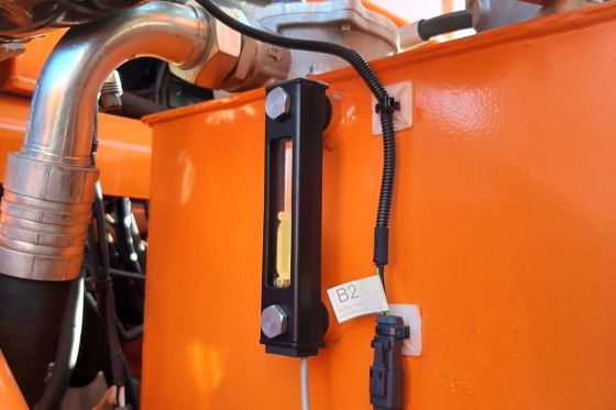 Jacto level indicator mounted on the side of the machine