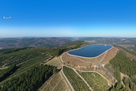 Upper reservoir of the Rönkhausen pumped storage plant under a blue sky