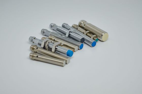 Proximity switches and sensors in various round designs