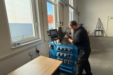 Crimping a hose fitting