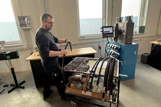 A pre-assembled hose line is placed on a trolley.