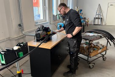 Cutting the hose to length for an assembled hose line