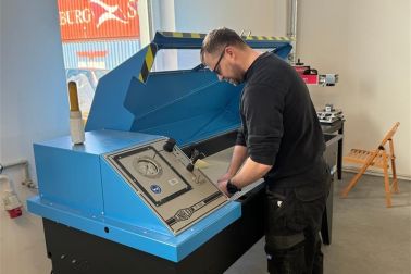 Pressure test of an assembled hose line