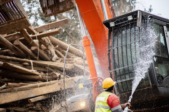 Bagger wird mit Wasser gereinigt