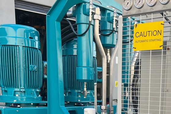 Boîtier de filtre à pression équipé d'une vanne de purge