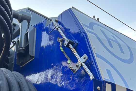 clamp with external earthing