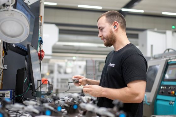 A man explains something about screw connections