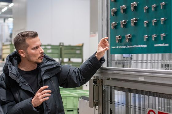 A man explains something about screw connections