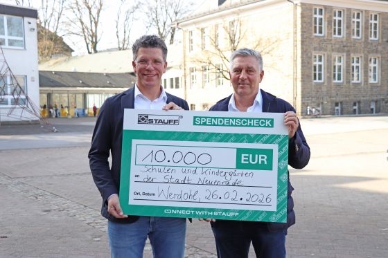 Volker Klüter and Lutz Menshen at a donation handover in Neuenrade