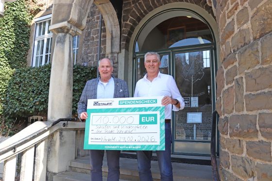 Volker Klüter and Lutz Menshen at a donation handover in Neuenrade