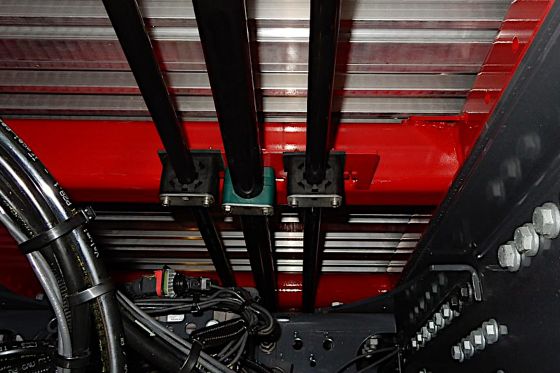 Abraçadeiras NRC montadas sobre um material azul