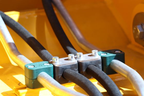 Example of the use of a hose clamp on a construction machine