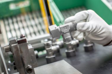 STAUFF Rohrverschraubung wird in die Kamera gehalten