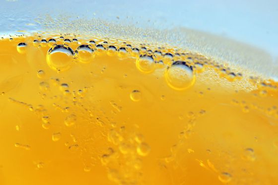Récipient ouvert avec de la mousse dans l'huile