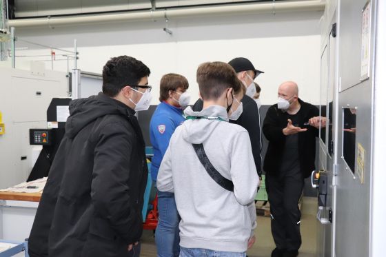 Die Schüler werden von erfahrenen Mitarbeitern geführt