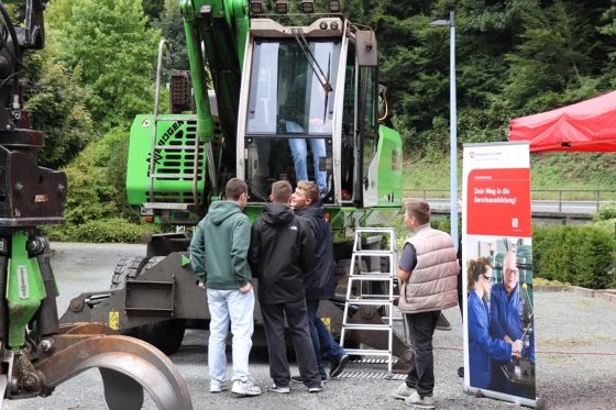 Menschen bekommen etwas bei STAUFF gezeigt