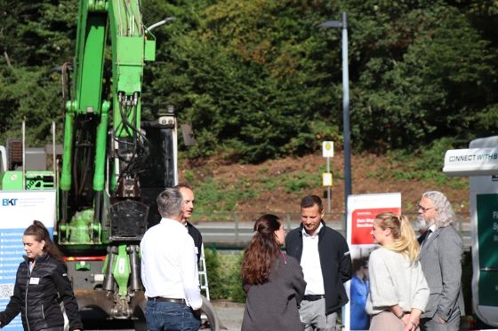 Menschen bekommen etwas bei STAUFF gezeigt