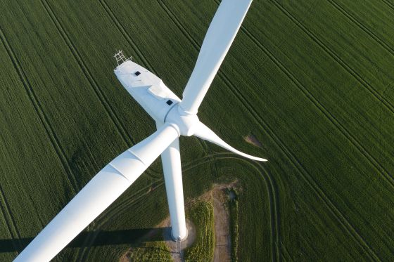 Windkraftanlage auf einer Grünfläche