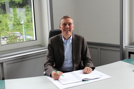 Knut Menshen assis à un bureau