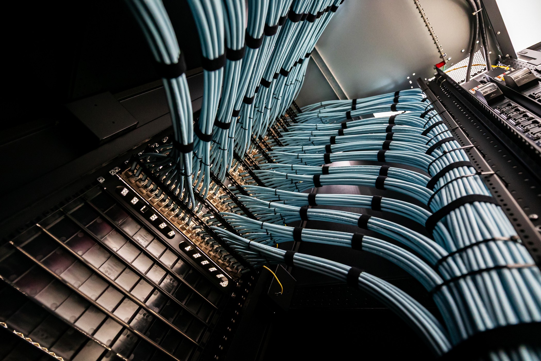 Reliable cable management in data centres