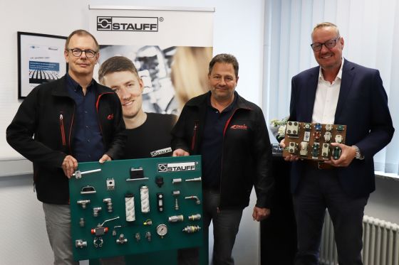 Handover of a STAUFF sample board from 1978 in exchange for a new one
