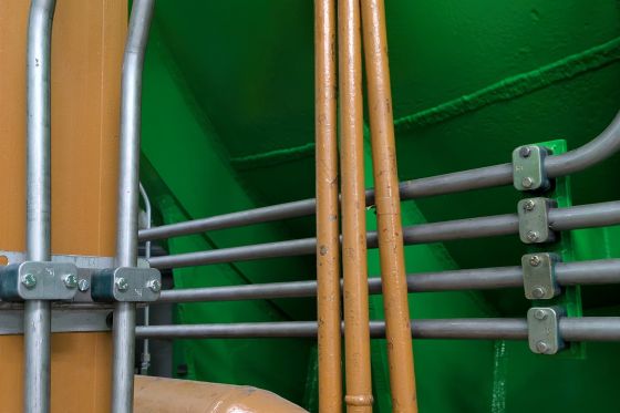 Plusieurs conduites, maintenues par des colliers STAUFF, dans la centrale de pompage‑turbinage de Rönkhausen