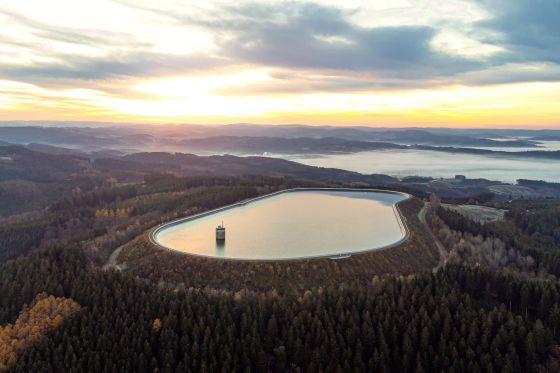 Le bassin supérieur de la centrale de pompage‑turbinage de Rönkhausen au lever du soleil