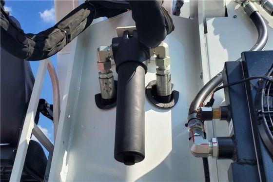 Filtre à pression revêtu de poudre sur une machine agricole