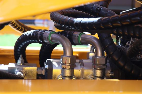 Tuyau et raccords STAUFF installés sur une machine
