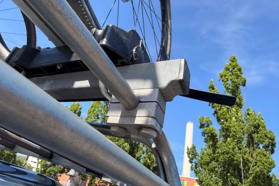 STAUFF Schellen auf dem Dach eine Volvo Oldtimers zur Befestigung eines Fahrradträgers