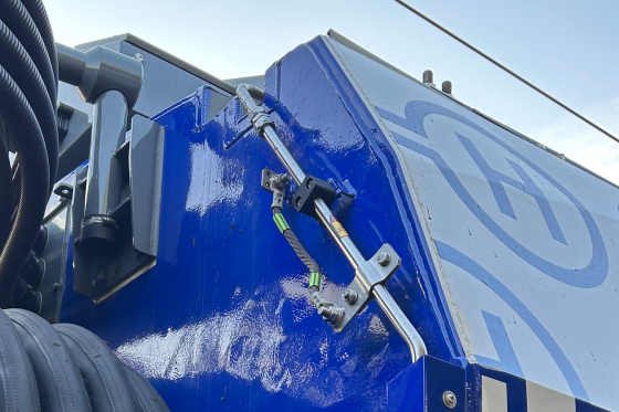 Clamp with external earthing