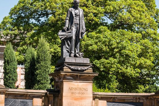 Statue en bronze de Sir William George Armstrong dans sa ville natale