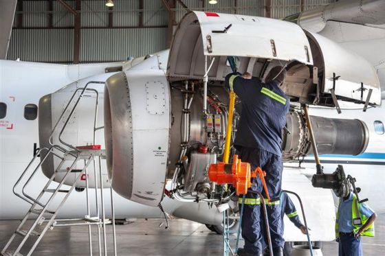Un ingénieur d'application travaille sur un avion