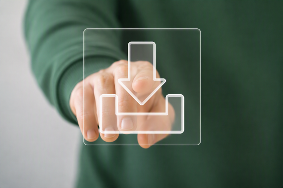 Finger tippt auf ein Download-Icon